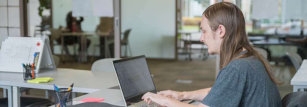 A Willamette student in the Writing Center 