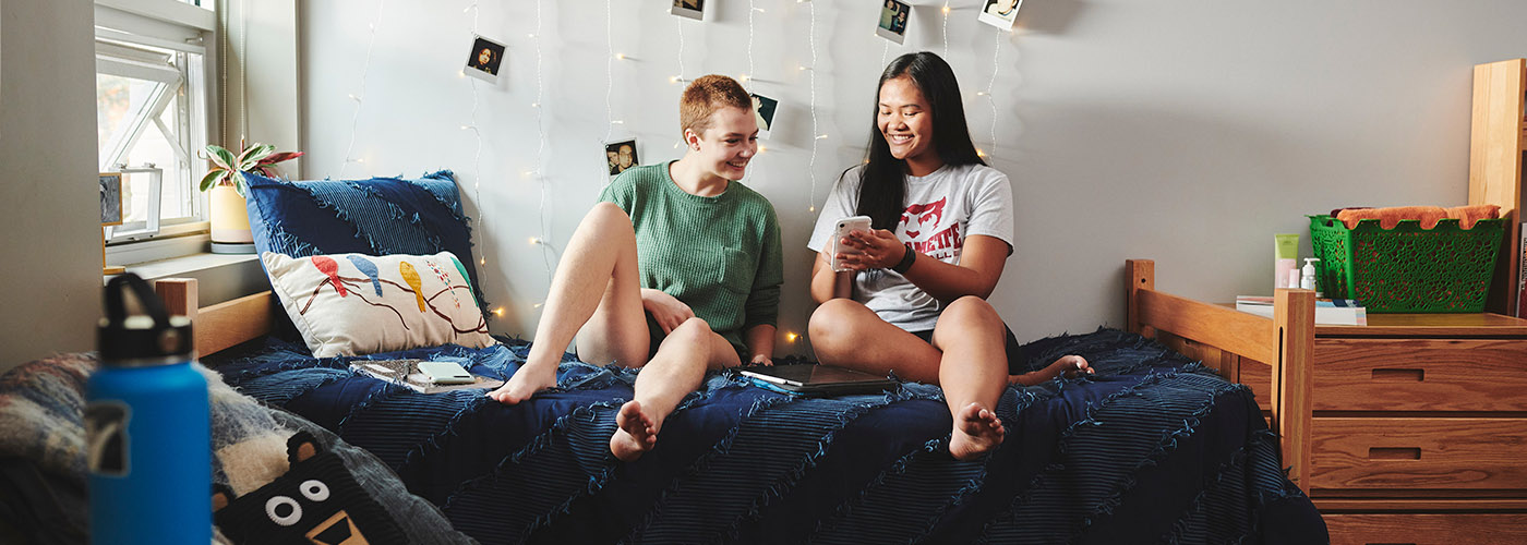Two Willamette students in a dorm room.