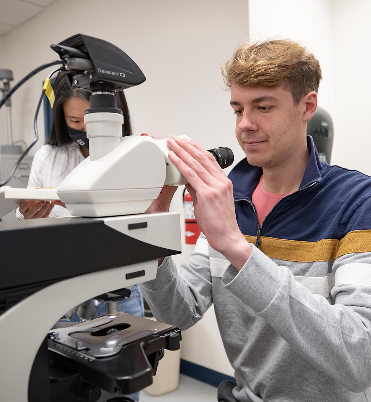 Two Willamette students working in a lab